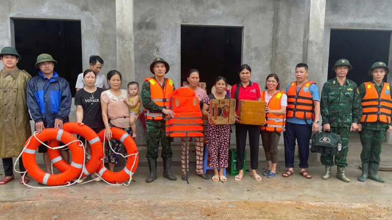 Cán bộ, chiến sĩ Đồn Biên phòng Chi Lăng, Lạng Sơn, hỗ trợ mì tôm, lương khô, thuốc men... cho 60 hộ dân ở thôn Pò Phát, xã Bính xã, Đình Lập, bị cô lập chia cắt do bão số 3.