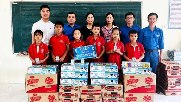 Đại diện lãnh đạo Tỉnh Đoàn, Hội liên hiệp Thanh niên tỉnh Lạng Sơn, hỗ trợ nhu yếu phẩm cho Trường tiểu học và Trung học cơ sở xã Lâm Sơn, huyện Chi Lăng (Lạng Sơn).