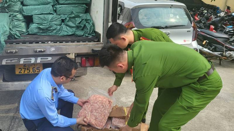 Sản phẩm động vật được các đối tượng vận chuyển, cất giấu trong các xe hàng bị lực lượng công an và quản lý thị trường tỉnh phát hiện, bắt giữ.