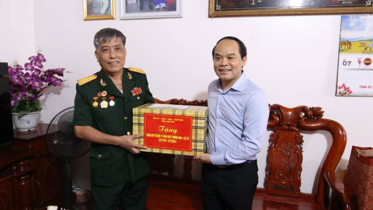 Đồng chí Nguyễn Quốc Đoàn, Ủy viên Trung ương Đảng, Bí thư Tỉnh ủy Lạng Sơn, thăm, tặng quà thương binh Hoàng Văn Tiền, trú tại thôn Bắc Pù, Bắc Thủy (Chi Lăng).