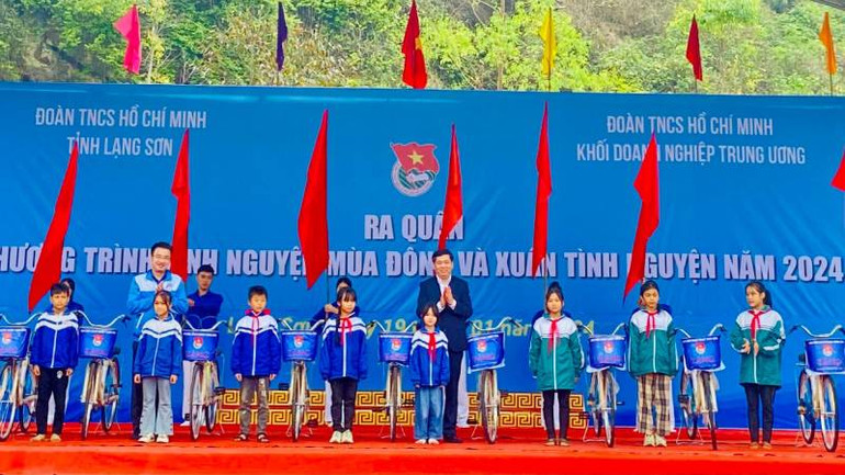 Ban tổ chức tặng xe đạp cho học sinh có hoàn cảnh khó khăn trên địa bàn xã Quốc Khánh.