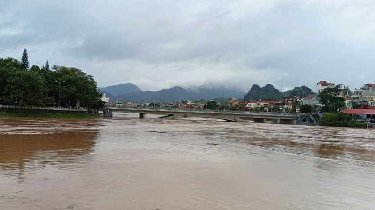 Sông Kỳ Cùng, đoạn qua thành phố Lạng Sơn, hiện mực nước đang ở mức báo động cấp 2.