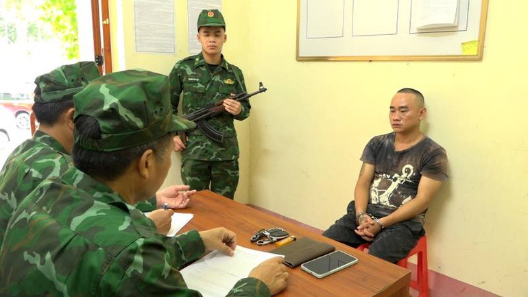 Bộ đội Biên phòng tỉnh lấy lời khai đối tượng Dương Văn Kiên, đưa người nhập cảnh trái phép.