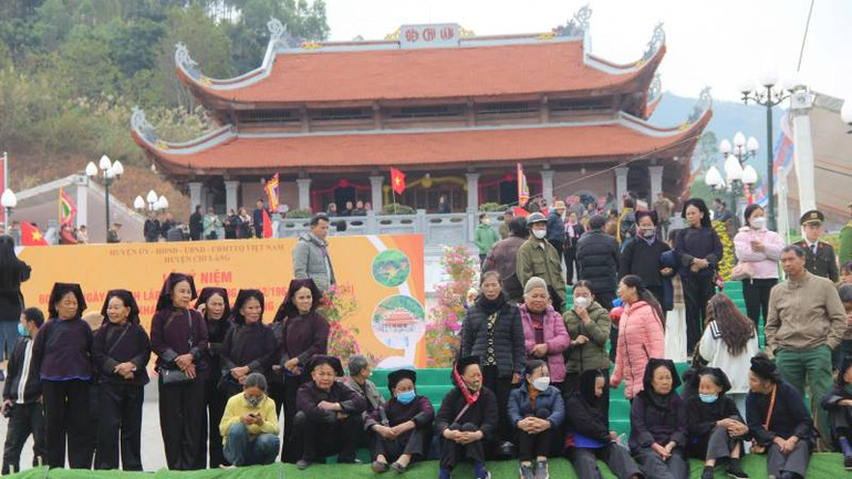 Đông đảo bà con các dân tộc trong huyện Chi Lăng tham dự lễ khánh thành đền thờ Chi Lăng. Đông đảo bà con các dân tộc trong huyện Chi Lăng tham dự lễ khánh thành đền thờ Chi Lăng.