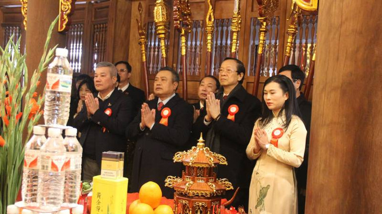 Các đại biểu dâng hương, dâng hoa tại đền Chi Lăng. Các đại biểu dâng hương, dâng hoa tại đền Chi Lăng.