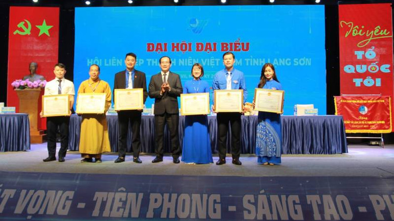 Lãnh đạo Ủy ban nhân dân tỉnh tặng bằng khen của Ủy ban nhân dân tỉnh cho các tập thể và cá nhân có thành tích xuất sắc trong công tác hội và phong trào thanh niên của tỉnh.