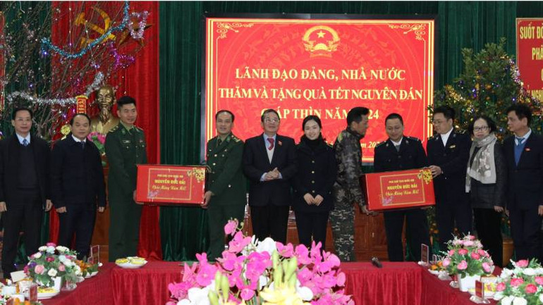 Phó Chủ tịch Quốc hội Nguyễn Đức Hải tặng quà các lực lượng chức năng làm việc tại khu vực cửa khẩu.