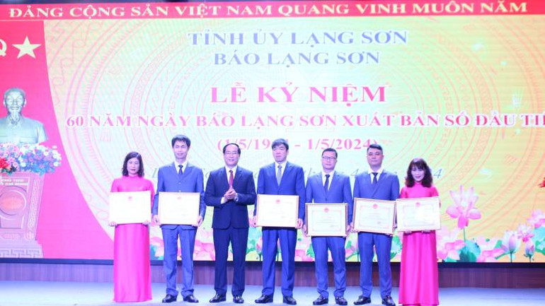 Đồng chí Dương Xuân Huyên, Phó Chủ tịch Ủy ban nhân dân tỉnh Lạng Sơn tặng Bằng khen của Chủ tịch Ủy ban nhân dân tỉnh cho các tập thể và cá nhân, có thành tích xuất sắc trong phong trào thi đua lập thành tích kỷ niệm 60 năm Báo Lạng Sơn ra số báo đầu.