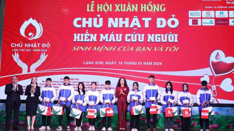 Tại chương trình lãnh đạo Hội Chữ thập đỏ tỉnh Lạng Sơn cùng nhà tài trợ trao quà cho học sinh có hoàn cảnh khó khăn.