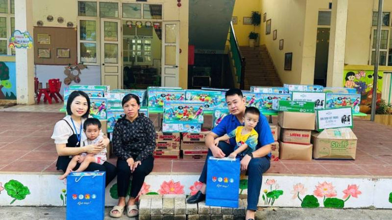 Đại diện lãnh đạo Tỉnh Đoàn Lạng Sơn trao quà hỗ trợ cho các cháu có hoàn cảnh đặc biệt khó khăn ở Trường Mần non xã Gia Lộc, huyện Chi Lăng (Lạng Sơn).