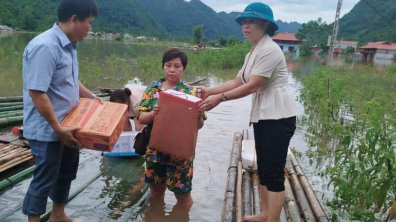 Đại diện lãnh đạo Ủy ban Mặt trận Tổ quốc Việt Nam tỉnh Lạng Sơn, tặng quà, hỗ trợ nhu yếu phẩm cho người dân xã Long Đóng, Bắc Sơn, Lạng Sơn.