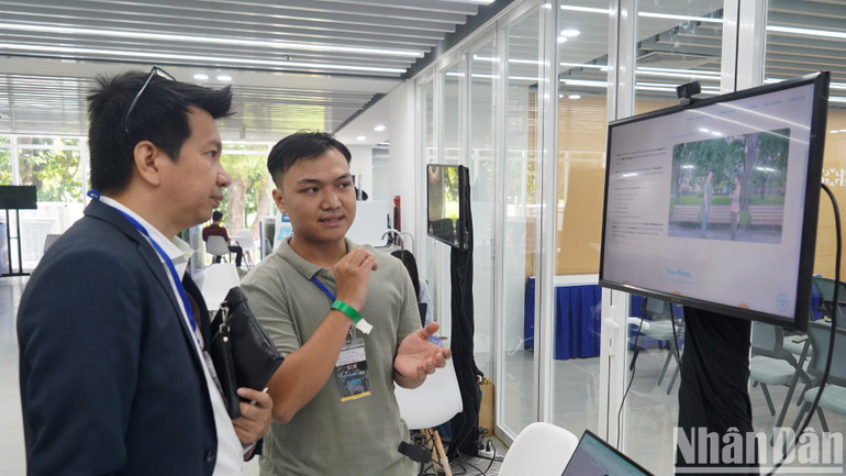 Khách tham quan trải nghiệm công nghệ tại Ngày Đổi mới sáng tạo mở 2024.