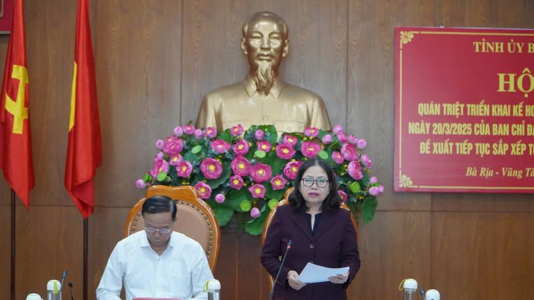 Đồng chí Nguyễn Thị Yến, Phó Bí thư Thường trực Tỉnh ủy và đồng chí Nguyễn Văn Thọ, Chủ tịch Ủy ban nhân dân tỉnh chủ trì hội nghị.