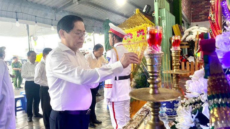 Đồng chí Phạm Viết Thanh, Bí thư Tỉnh ủy thắp hương, chia buồn cùng gia đình đồng chí Nguyễn Ngọc Minh Nhật.