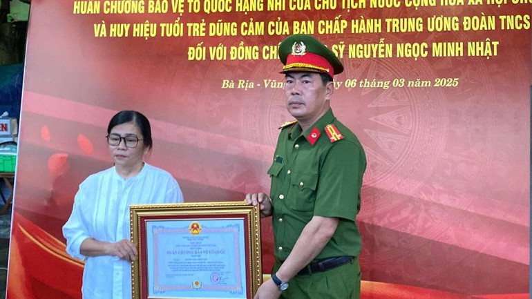 Thượng tá Trần Thanh Hiển, Phó Giám đốc Công an tỉnh đã trao Huân chương bảo vệ Tổ quốc hạng Nhì truy tặng Thượng sĩ Nguyễn Ngọc Minh Nhật.