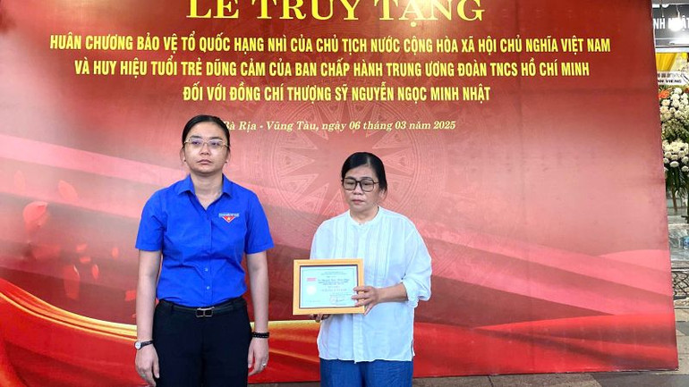 Đồng chí Hồ Thị Ánh Tuyết, Bí thư Tỉnh đoàn trao Huy hiệu “Tuổi trẻ dũng cảm” truy tặng Thượng sĩ Nguyễn Ngọc Minh Nhật.