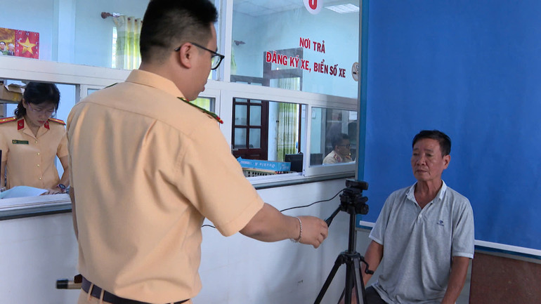 Người dân được chụp ảnh và làm thủ tục trong vòng 15 phút là hoàn tất.