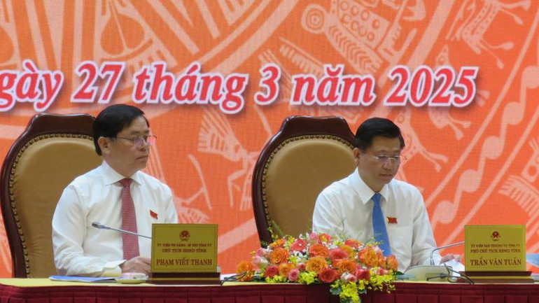 Đồng chí Phạm Viết Thanh, Bí thư Tỉnh ủy, Chủ tịch Hội đồng nhân dân tỉnh chủ trì hội nghị.