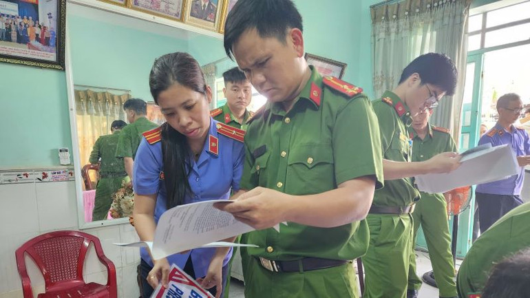 Khám xét tại nơi ở cơ quan Công an thu được nhiều hình dấu, thẻ hành nghề của nhiều cơ quan, tổ chức, doanh nghiệp cùng một số giấy tờ, tài liệu liên quan.