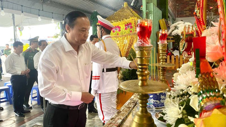 Đồng chí Nguyễn Văn Thọ, Chủ tịch Ủy ban nhân dân tỉnh thắp hương, chia buồn cùng gia đình đồng chí Nguyễn Ngọc Minh Nhật.