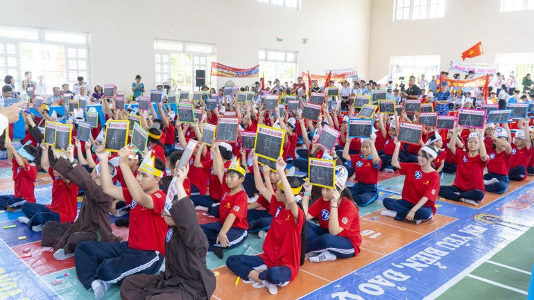 Thí sinh tranh tài theo hình thức rung chuông vàng tại vòng chung kết cuộc thi "Em yêu biển, đảo quê hương" trên địa bàn thành phố Bà Rịa năm 2024.