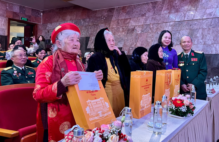 Phó Chủ tịch nước Võ Thị Ánh Xuân và Trung tướng Hoàng Khánh Hưng trao quà cho các Mẹ Việt Nam anh hùng tại sự kiện.