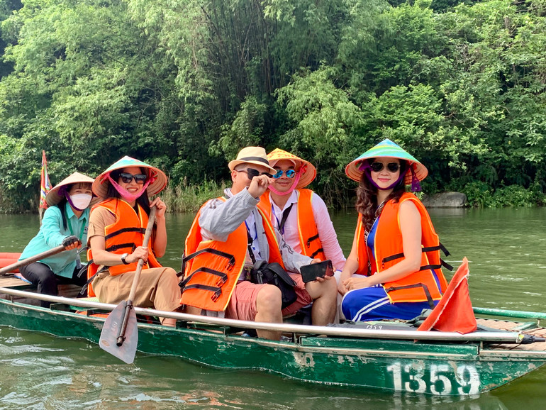 Môi trường trong lành và phong cảnh kỳ vĩ khiến nhiều du khách đã quay lại Tam Cốc-Bích Động trong những dịp nghỉ cuối tuần. (Ảnh: Sở Du lịch Ninh Bình)