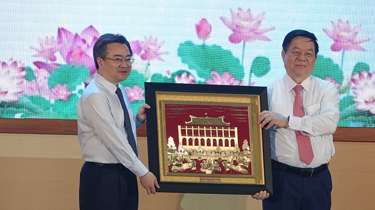 Đồng chí Nguyễn Thanh Nghị, Phó Bí thư Thường trực Thành ủy Thành phố Hồ Chí Minh tặng quà lưu niệm cho đồng chí Nguyễn Trọng Nghĩa, Trưởng Ban Tuyên giáo và Dân vận Trung ương.