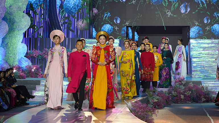 Bộ sưu tập “Thanh xuân” của nhà thiết kế Đinh Văn Thơ. (Ảnh: BTC)