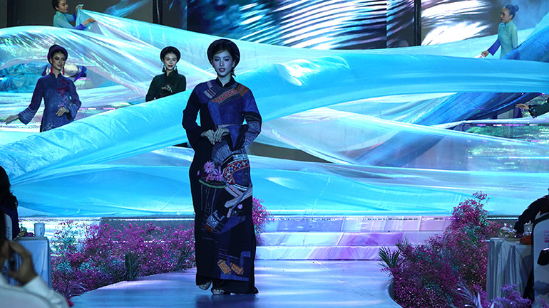 Hoa hậu Việt Nam 2018 Trần Tiểu Vy trình diễn áo dài trong bộ sưu tập "Thanh âm xanh" của nhà thiết kế Vũ Lan Anh.