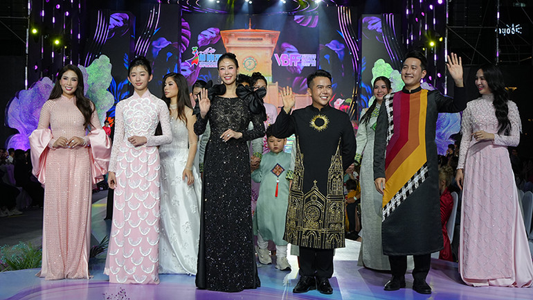 Nhiều hoa hậu, nghệ sĩ nổi tiếng tham gia trình diễn trong bộ sưu tập Gia đình của nhà thiết kế Đặng Trọng Minh Châu. (Ảnh: BTC)