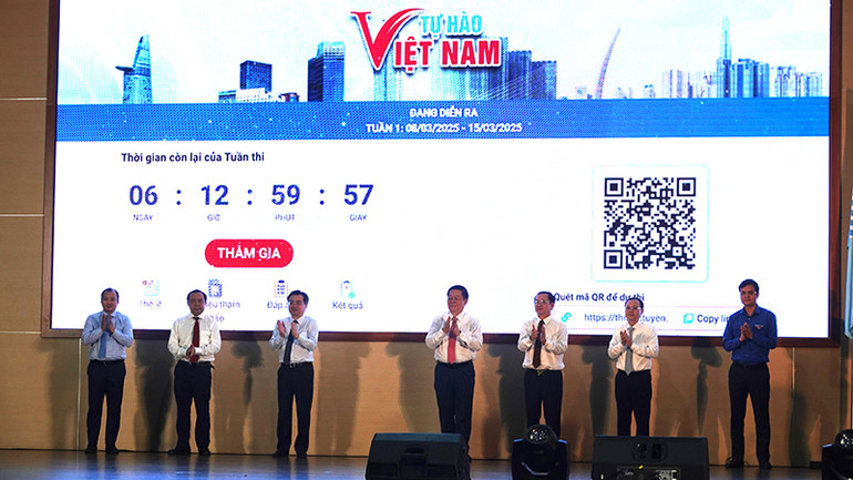 Các đại biểu thực hiện nghi thức phát động Cuộc thi trắc nghiệm trực tuyến "Tự hào Việt Nam".