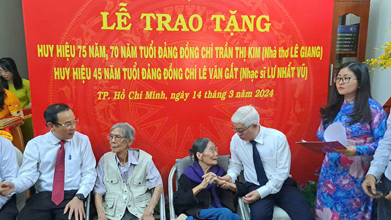 Nhạc sĩ Lư Nhất Vũ (thứ hai từ trái qua) và nhà thơ Lê Giang (thứ ba từ trái qua) tại Lễ trao tặng Huy hiệu 75 năm, 70 năm tuổi Đảng cho nhà thơ Lê Giang và 45 năm tuổi Đảng cho nhạc sĩ Lư Nhất Vũ. (Ảnh Trịnh Bình)