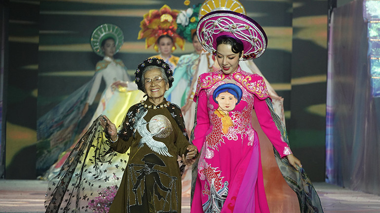 Nghệ sĩ Ưu tú Phi Điểu (trái) là một trong những đại sứ của Lễ hội Áo dài Thành phố Hồ Chí Minh năm nay.