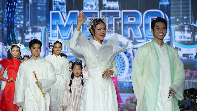 Người mẫu Minh Tú và Tuấn Ngọc trong bộ sưu tập "Lập nghiệp" của nhà thiết kế Ivan Trần. (Ảnh: BTC)