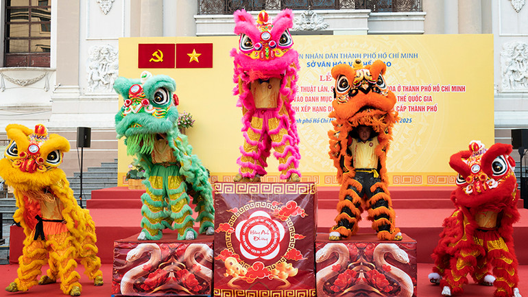 Biểu diễn lân, sư, rồng tại lễ công bố quyết định. (Ảnh: Quốc Thanh).
