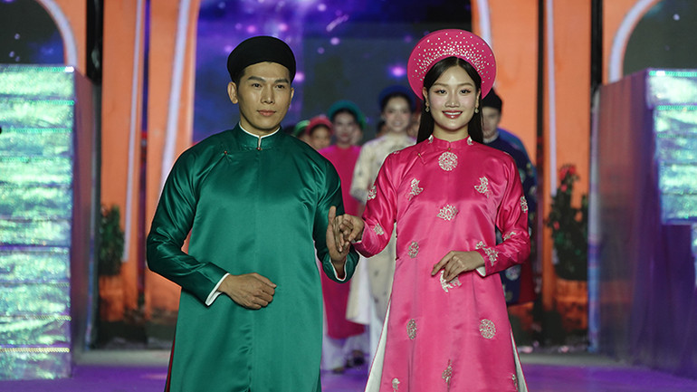 Nam Vương Quốc tế Ngọc Tình và Á hậu 1 Hoa hậu quốc gia Việt Nam 2024 Phương Thanh trình diễn bộ sưu tập của nhà thiết kế Năm Tuyền.