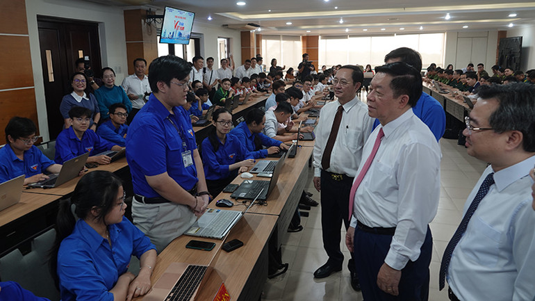 Đồng chí Nguyễn Trọng Nghĩa, Trưởng Ban Tuyên giáo và Dân vận Trung ương đến hỏi thăm các sinh viên, giảng viên, lực lượng hưởng ứng cuộc thi trực tuyến "Tự hào Việt Nam".