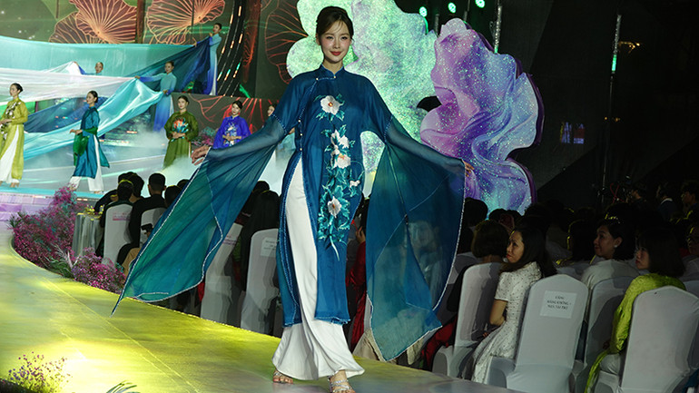 Hoa hậu liên lục địa 2022 Lê Nguyễn Bảo Ngọc giới thiệu bộ sưu tập “Vũ điệu thiên thanh” của nhà thiết kế Vũ Việt Hà.