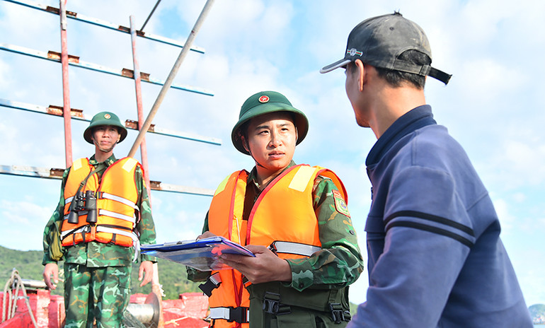 Tổ công tác Đồn Biên phòng Cù Lao Chàm kiểm tra phương tiện khai thác hải sản. (Ảnh THỦY NGUYÊN)