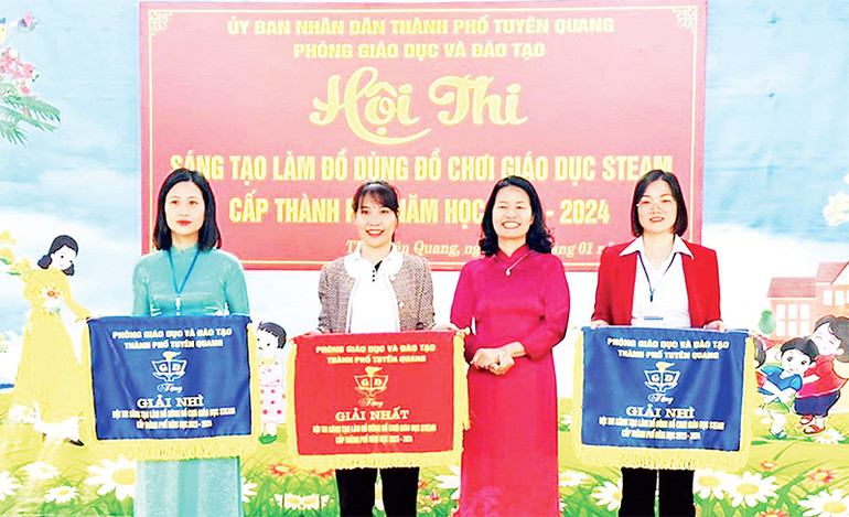 Lãnh đạo Phòng Giáo dục và Đào tạo thành phố Tuyên Quang trao giải cho các trường đạt thành tích xuất sắc. (Ảnh THU HƯƠNG)