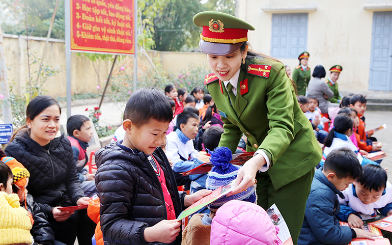 Cán bộ Phòng Cảnh sát quản lý hành chính về trật tự xã hội Công an tỉnh Lạng Sơn tuyên truyền pháp luật về pháo nổ cho học sinh.
