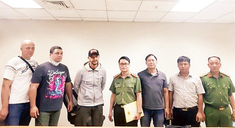 Bộ Công an Việt Nam bàn giao đối tượng Dmitriy Viktorovich Serebryakov (đội mũ) bị yêu cầu dẫn độ cho Bộ Nội vụ Liên bang Nga, ngày 03/6/2022. Bộ Công an Việt Nam bàn giao đối tượng Dmitriy Viktorovich Serebryakov (đội mũ) bị yêu cầu dẫn độ cho Bộ Nội vụ Liên bang Nga, ngày 03/6/2022.