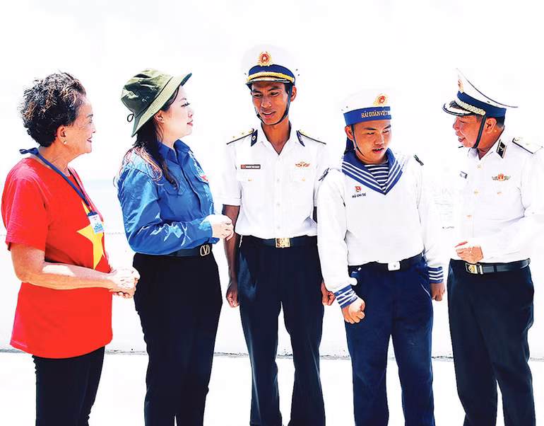 Lãnh đạo Quân chủng Hải quân cùng các đại biểu, kiều bào trò chuyện với cán bộ, chiến sĩ đảo Len Đao (đảo Trường Sa, tỉnh Khánh Hòa), trong chuyến thăm Trường Sa tháng 4/2023.