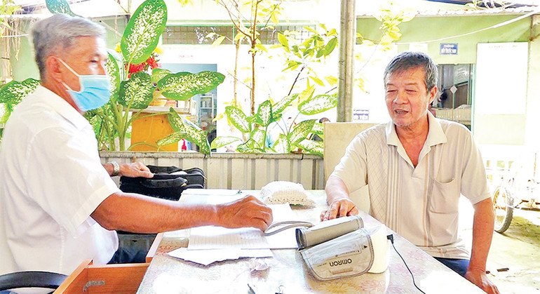 Lương y Nguyễn Hoàng Tâm thăm khám cho người bệnh.