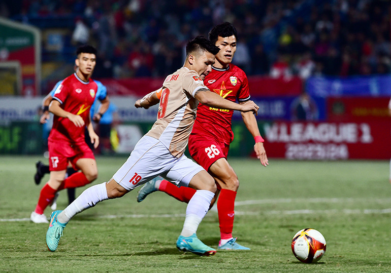 Cầu thủ Quang Hải (áo sáng) giúp đội Công an Hà Nội giành 1 điểm quý giá trên sân nhà. (Ảnh TRẦN HẢI) Cầu thủ Quang Hải (áo sáng) giúp đội Công an Hà Nội giành 1 điểm quý giá trên sân nhà. (Ảnh TRẦN HẢI)