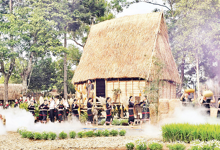 Một tiết mục trong Chương trình "Đăk Hà ngày mùa" thu hút người xem.