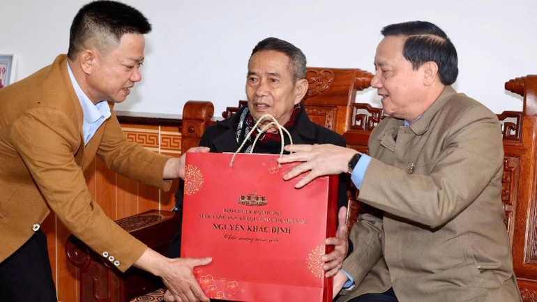 Phó Chủ tịch Quốc hội Nguyễn Khắc Định thăm hỏi và tặng quà cho ông Đinh Văn Bính, tại thôn Nam Lãng Nội, xã Gia Lập; qua đó, thể hiện tình cảm trân trọng, đạo lý uống nước nhớ nguồn mỗi dịp Tết đến xuân về.