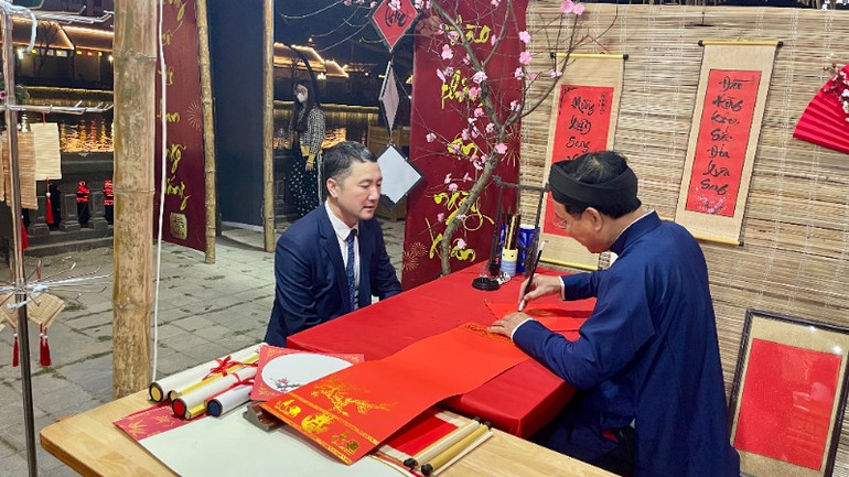 Đến với Ninh Bình du khách được trải nghiệm và khám phá bức tranh nhiều màu sắc. sống động của những phiên chợ Tết xưa.