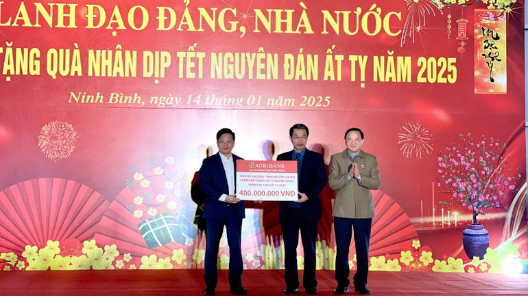 Dịp này, Ngân hàng Nông nghiệp và Phát triển nông thôn Việt Nam Chi nhánh Ninh Bình ủng hộ 400 triệu đồng cho người nghèo tỉnh Ninh Bình.